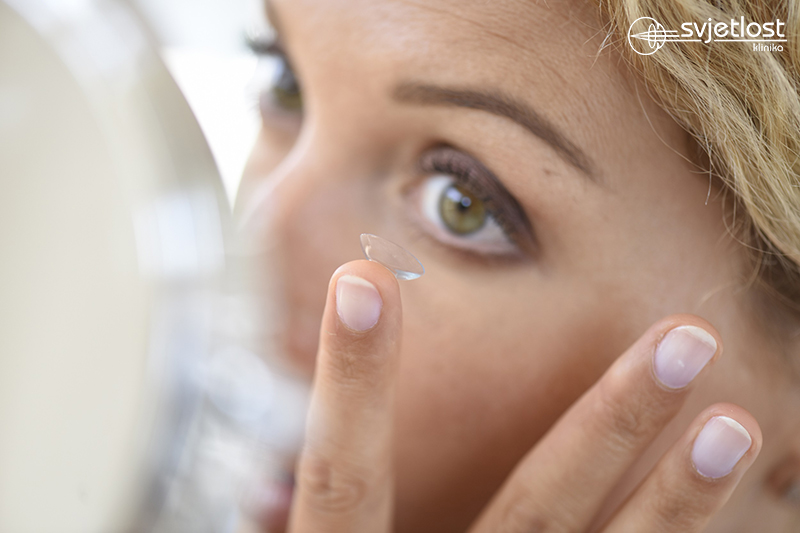 Ali veste, kakšna tveganja prinašajo kontaktne leče?