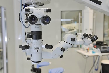ZEISS Lumera operacijski mikroskopi v našim operacijskim dvoranama
